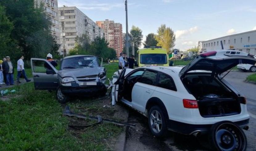 В Казани автомобиль Audi на всем ходу протаранил «Ниву», есть пострадавшие
