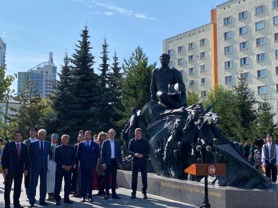 В Казани открыли памятник в честь поэта и Героя социалистического труда Мустая Карима - видео