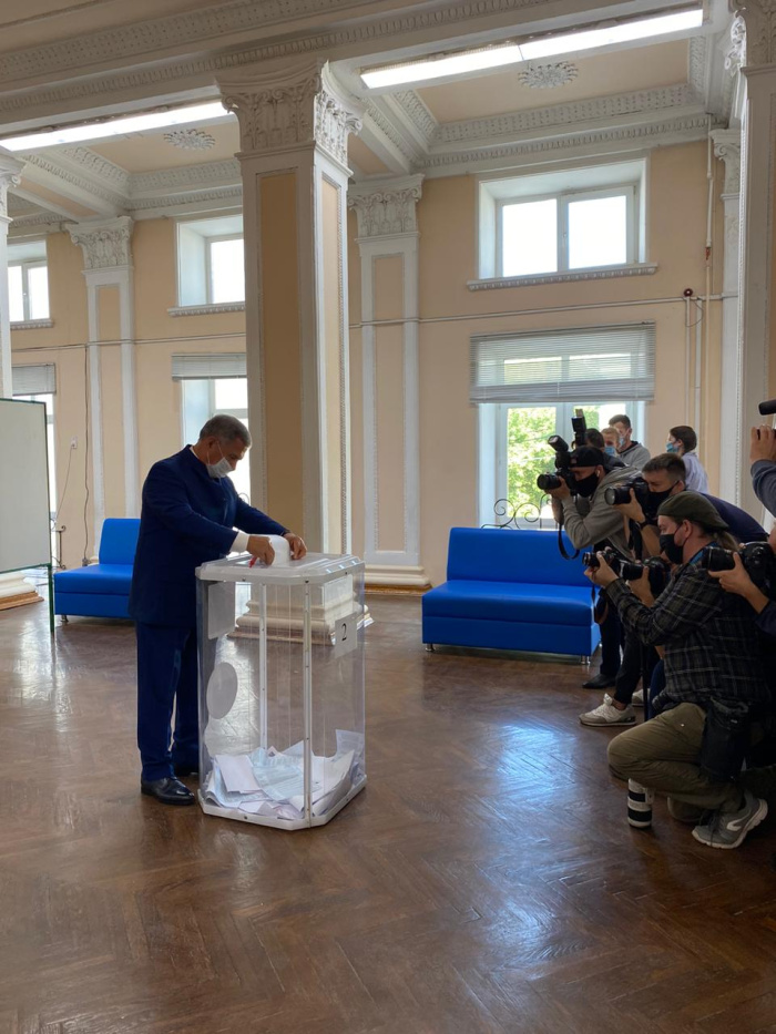 Рустам Минниханов проголосовал на выборах президента Татарстана - видео