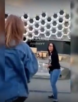 В Казани женщина избила подростков из-за замечания убрать за собой мусор - видео