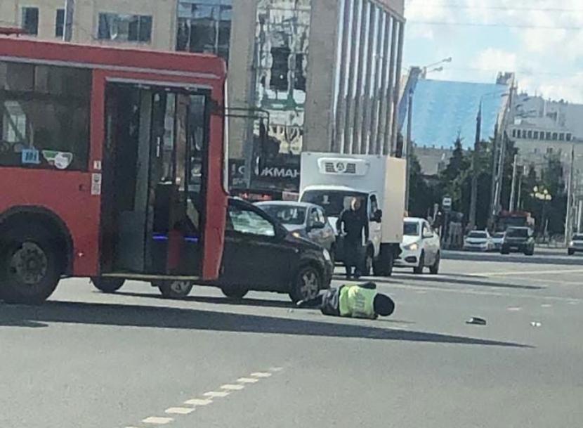 Автобус в Казани сбил сотрудника ГИБДД