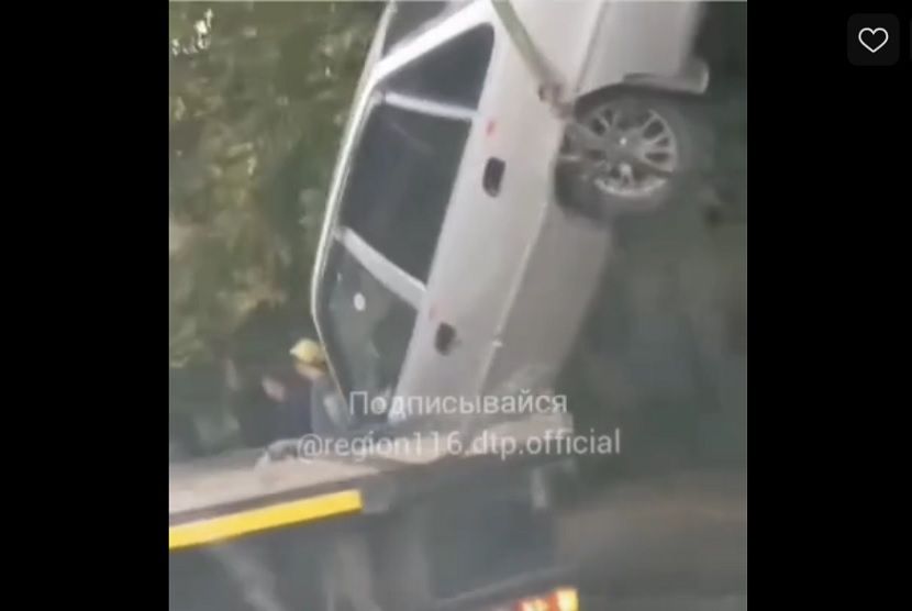 В центре Казани при эвакуации уронили автомобиль
