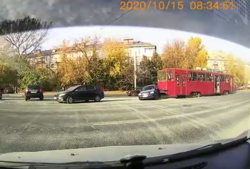 В Казани трамвай на всем ходу протаранил несколько автомобилей