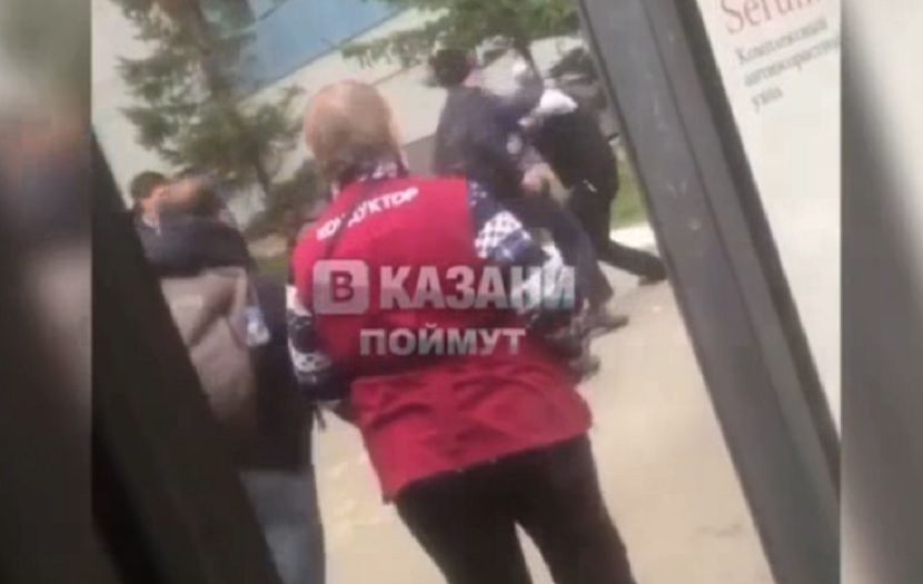 В Казани два водителя автобусов устроили бой на улице Вишневского 