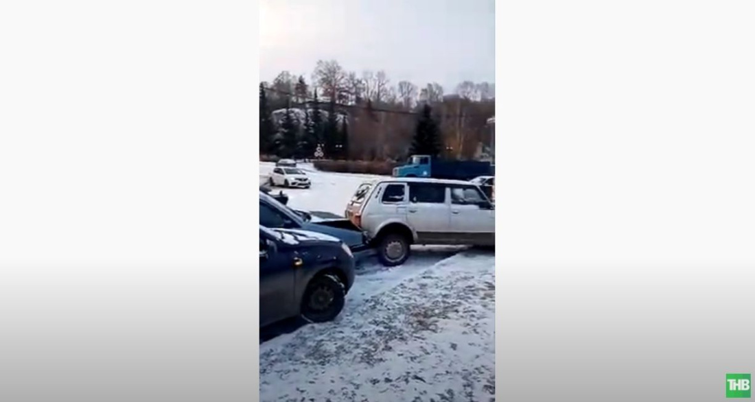 В Башкирии из-за снега столкнулись более 10 машин 
