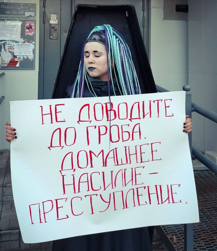 В Казани феминистка сфотографировалась у отдела полиции в гробу