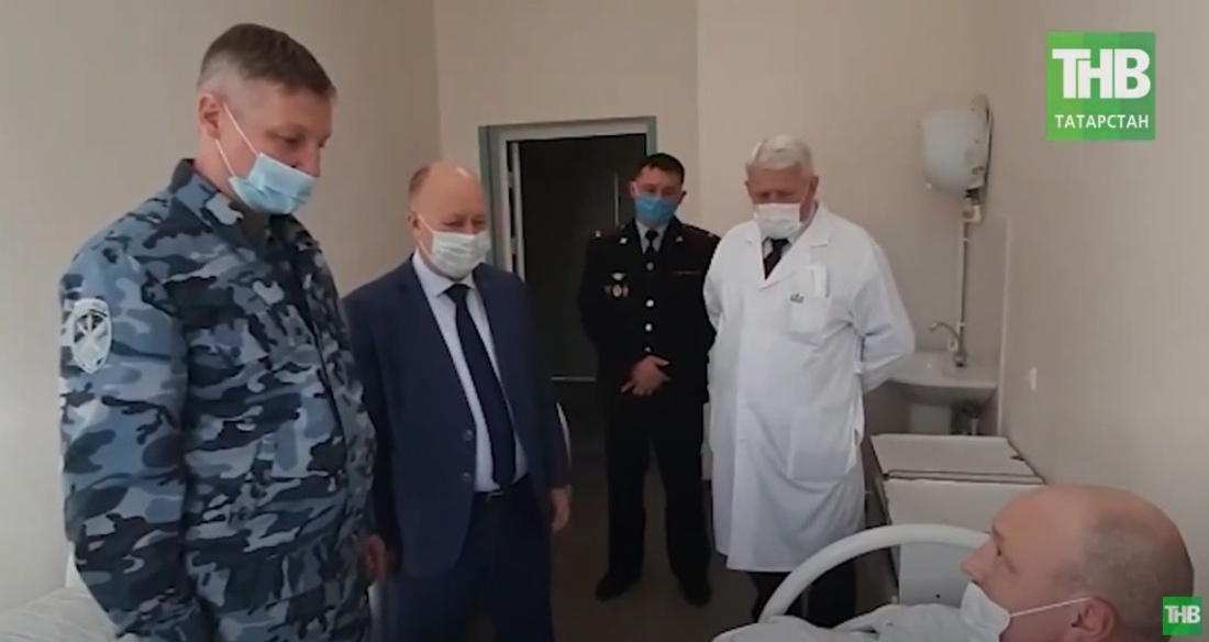 Министр внутренних дел Татарстана посетил полицейского, пострадавшего во время ЧП в Кукморе