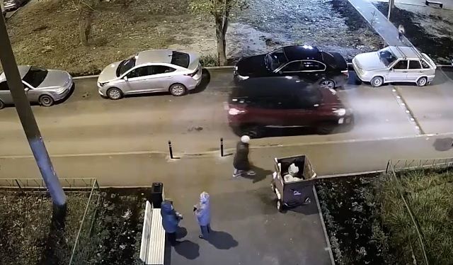 Видео: в одном из дворов Казани автомобиль сбивает ребенка