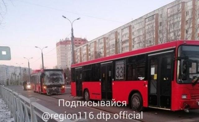 В Казани гонка двух автобусов привела к ДТП