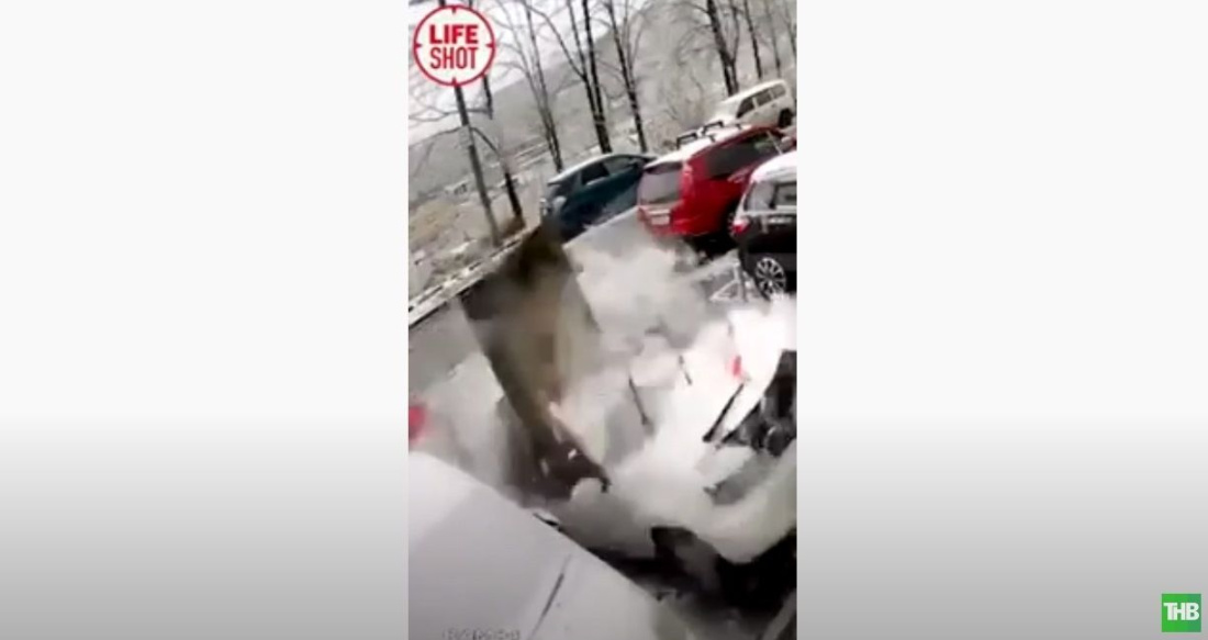 В Приморье бетонная плита обрушилась на припаркованный автомобиль – видео