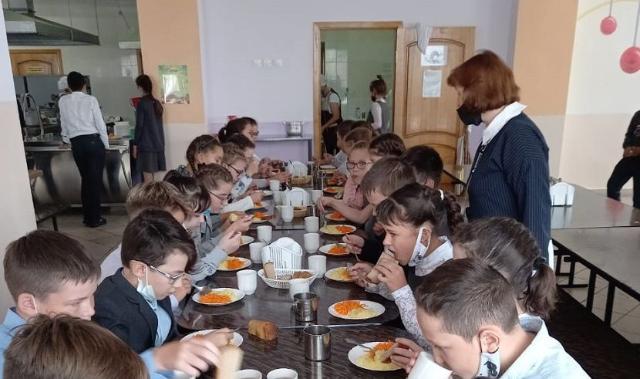 Оснащение столовых школ Казани новым оборудованием обошлось в 33 млн рублей