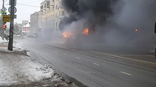 Видео: в центре Казани вспыхнул пассажирский автобус