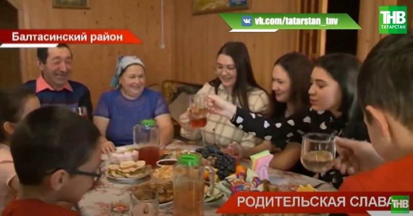 Владимир Путин наградили семью Мухарлямовых из Татарстана орденом «Родительская слава» - видео