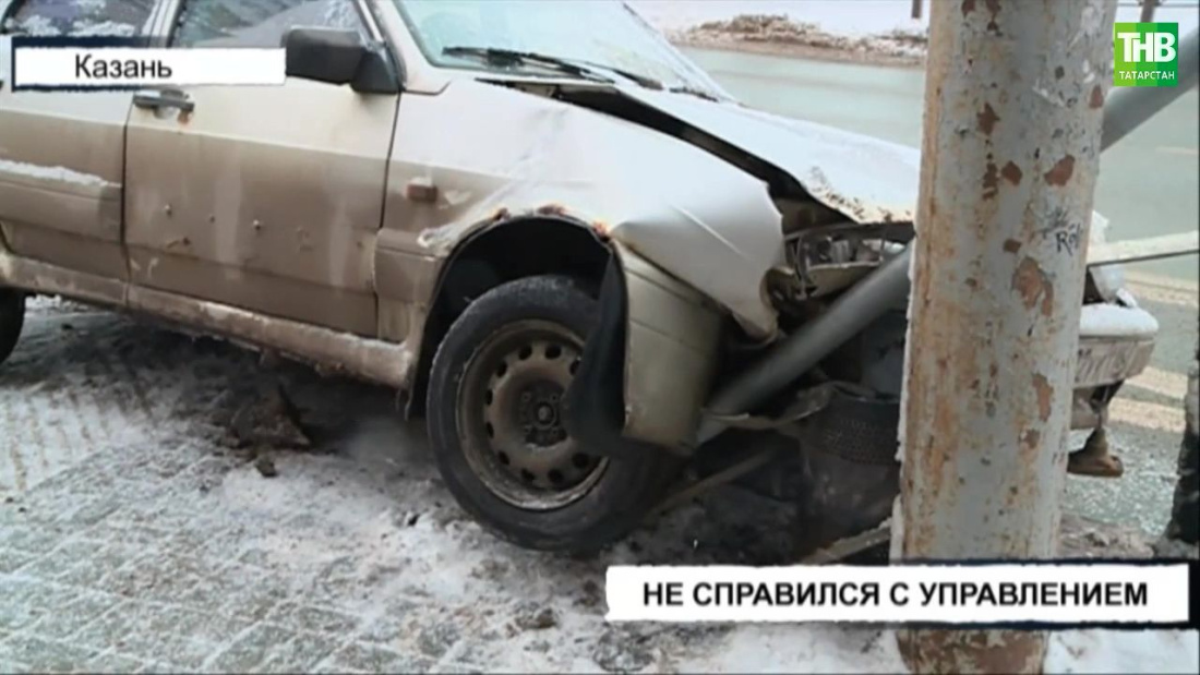 В Казани водитель «Лады» снес дорожный знак и зацепил пешехода