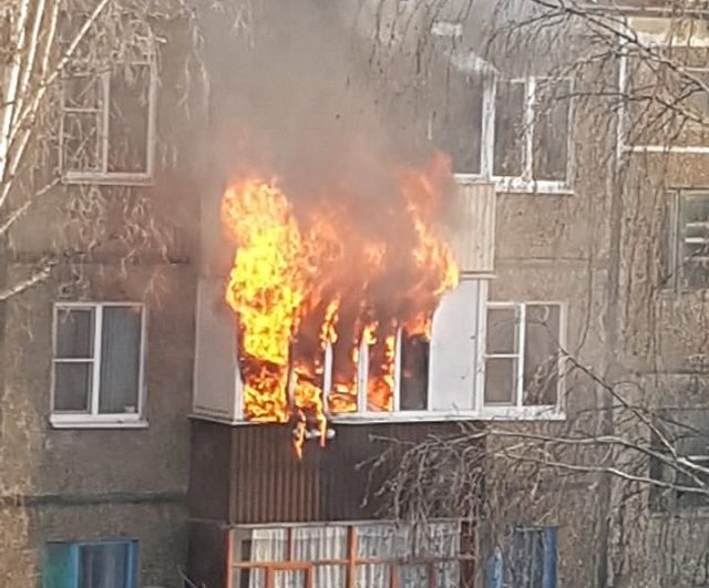 Видео: в одном из жилых домов Казани вспыхнул пожар