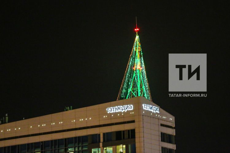 В Казани на высотке «Татмедиа» поставили самую высотную елку Европы