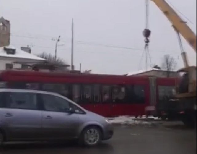Еще один трамвай сошел с рельсов в Казани, спровоцировав пробку
