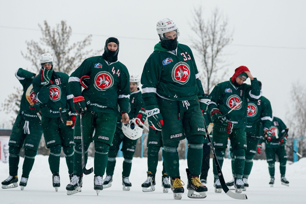 «Ак Барс» сыграл в хоккей с мячом на морозе в Казани