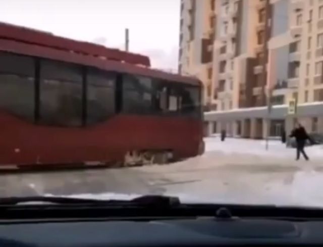 В Казани с рельсов сошел очередной трамвай