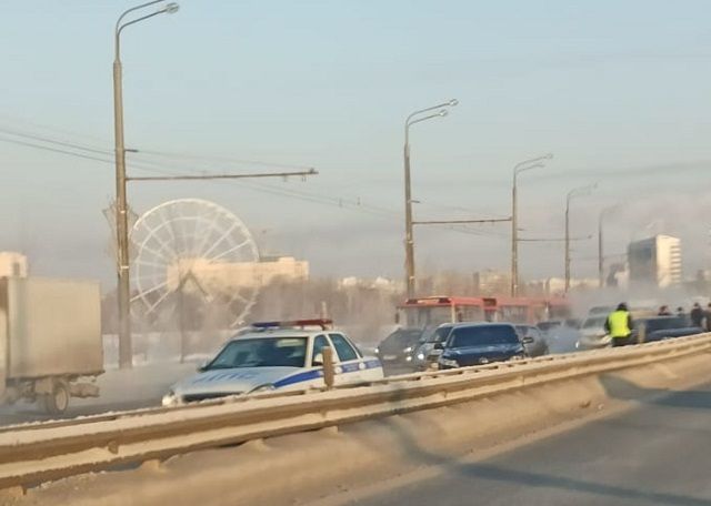 Массовая авария сковала движение на Кремлевской дамбе в Казани