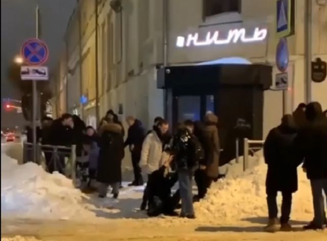 Очевидцы сняли на видео массовую драку в центре Казани 
