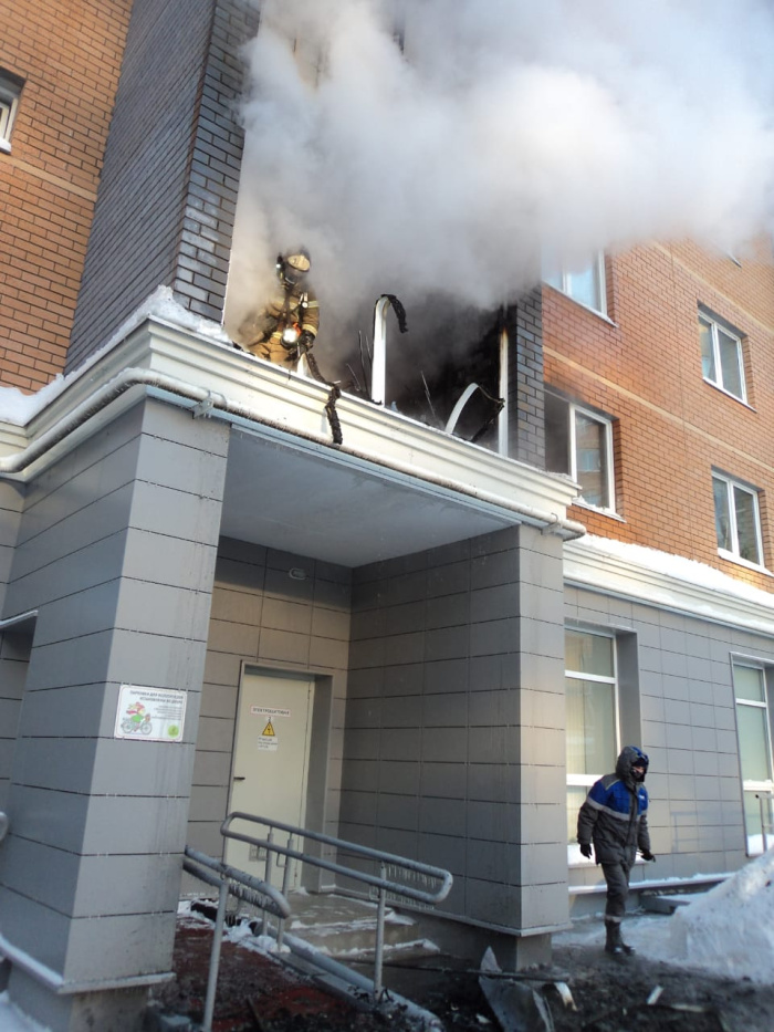 Мать с двумя детьми выпрыгнула из окна горящей квартиры в Казани