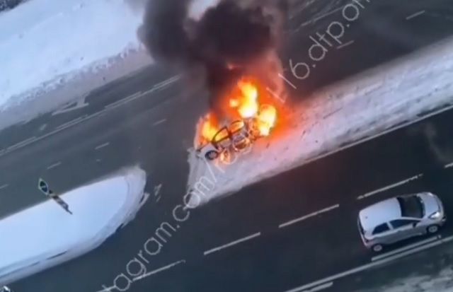 Житель Казани едва не сгорел в собственном автомобиле на проезжей части