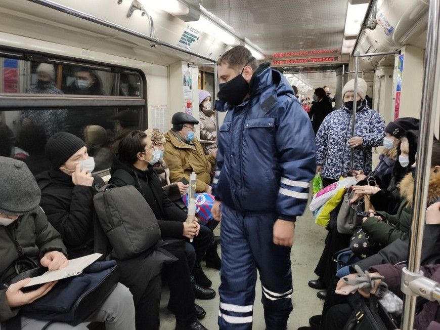 В транспорте Казани за сутки поймали около 400 безмасочников