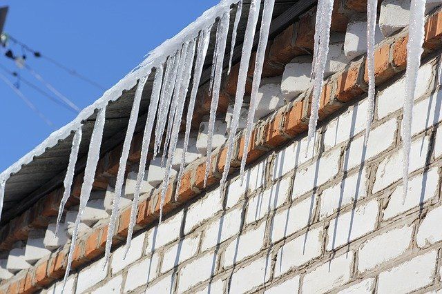 Управляющим компаниям Казани напомнили о необходимости очистки крыш от наледи