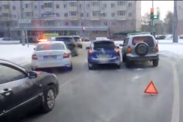 В Казани из-за столкновения Chevrolet Niva и Lada образовался затор 