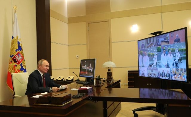 Путин назвал создание трех вакцин от коронавируса крупным успехом науки России