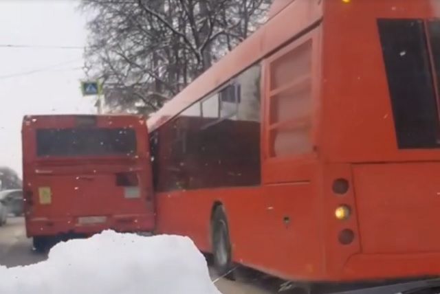 Два столкнувшихся автобуса закупорили проезд на одной из центральных улиц Казани
