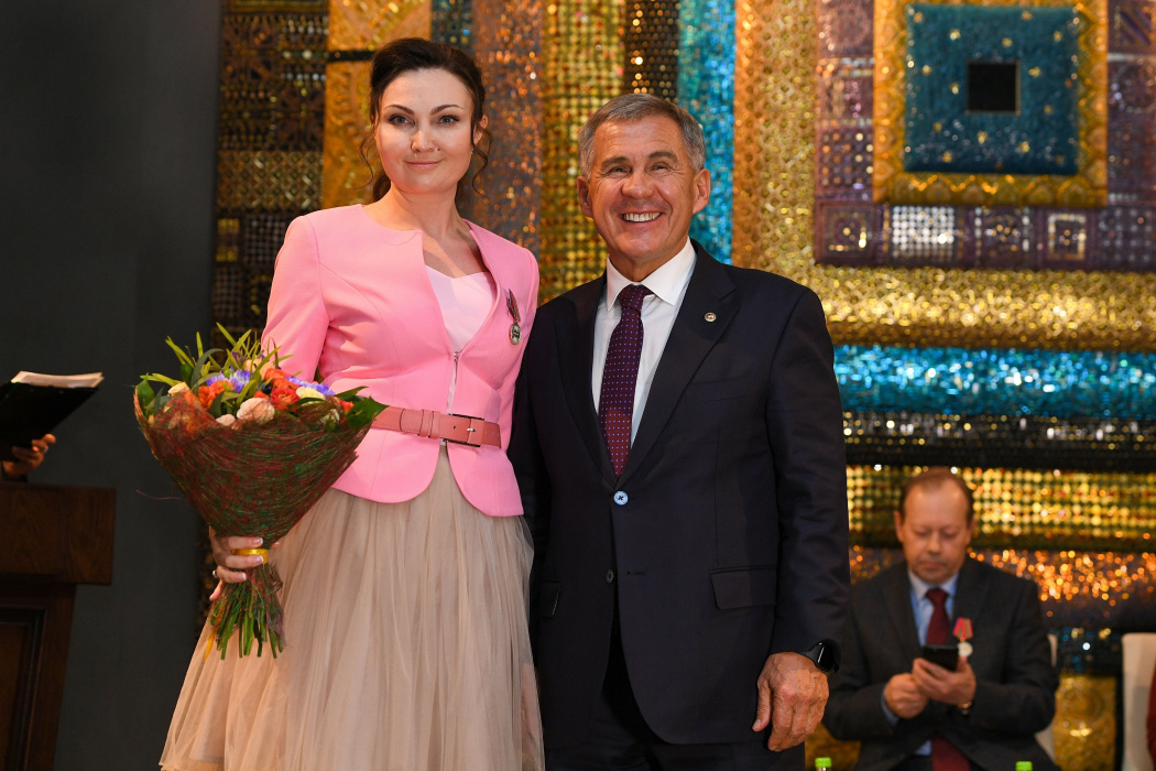 Минниханов наградил Дину Газалиеву медалью «100 лет образования ТАССР»