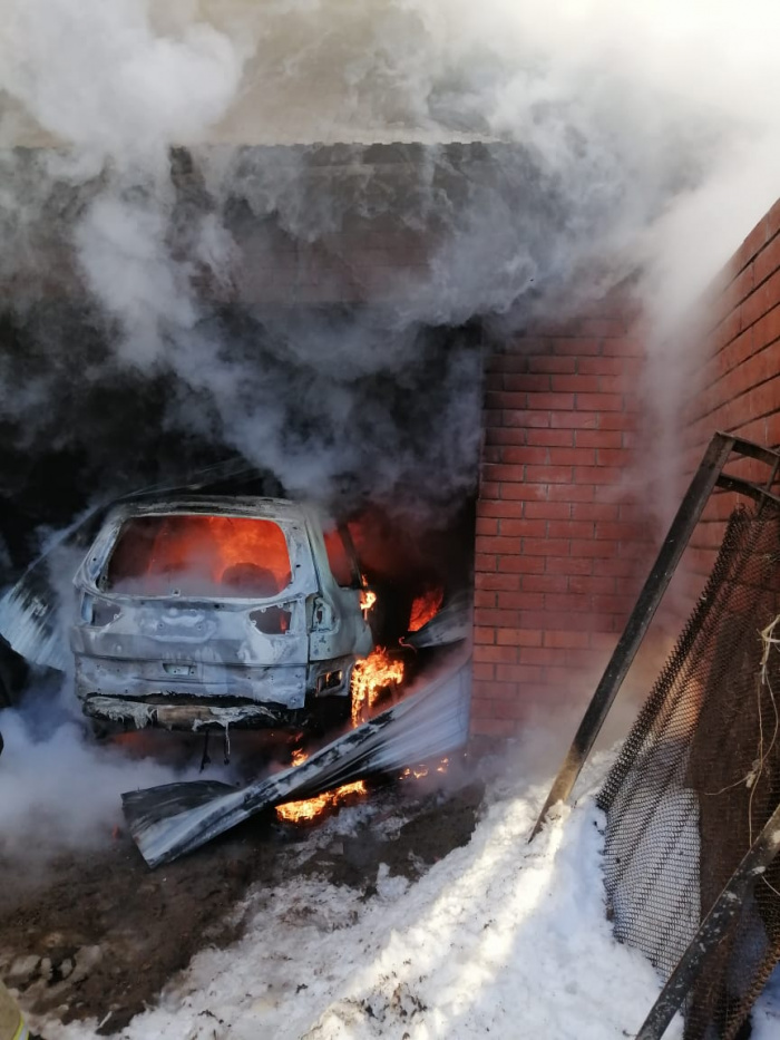 В Челнах в частном гараже дотла сгорел «Форд»