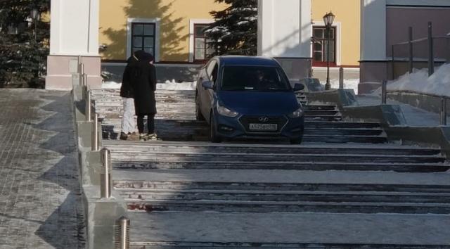 Житель Казани решил проехать по ступенькам в кремле и застрял – видео