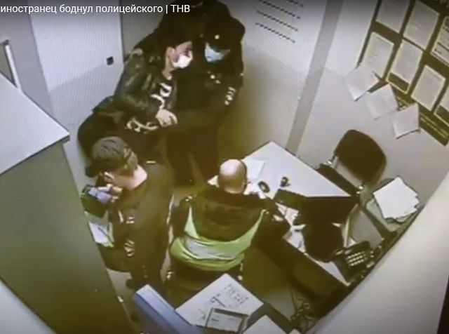 В Казани снятый за дебош с самолета иностранец боднул полицейского – видео