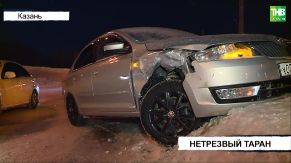 В Казани пьяный водитель на иномарке вылетел с трассы после столкновения с «Ладой»
