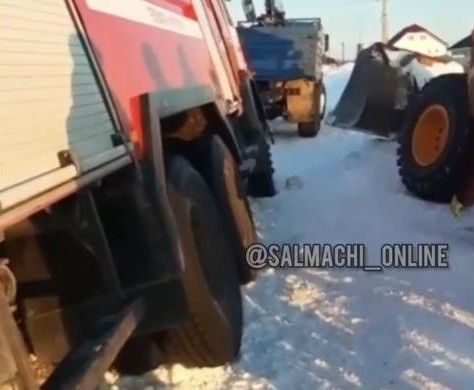 Спешившая на вызов пожарная машина застряла на узкой дороге под Казанью - видео