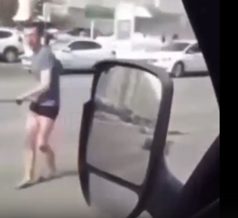 В Казани сняли на видео парня, кидавшегося с арматурой на проезжающие авто