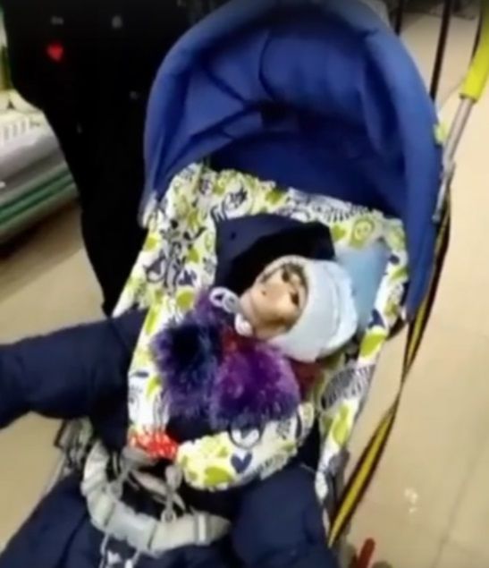 Жительница Челнов пришла в продуктовый магазин с обезьяной в коляске - видео
