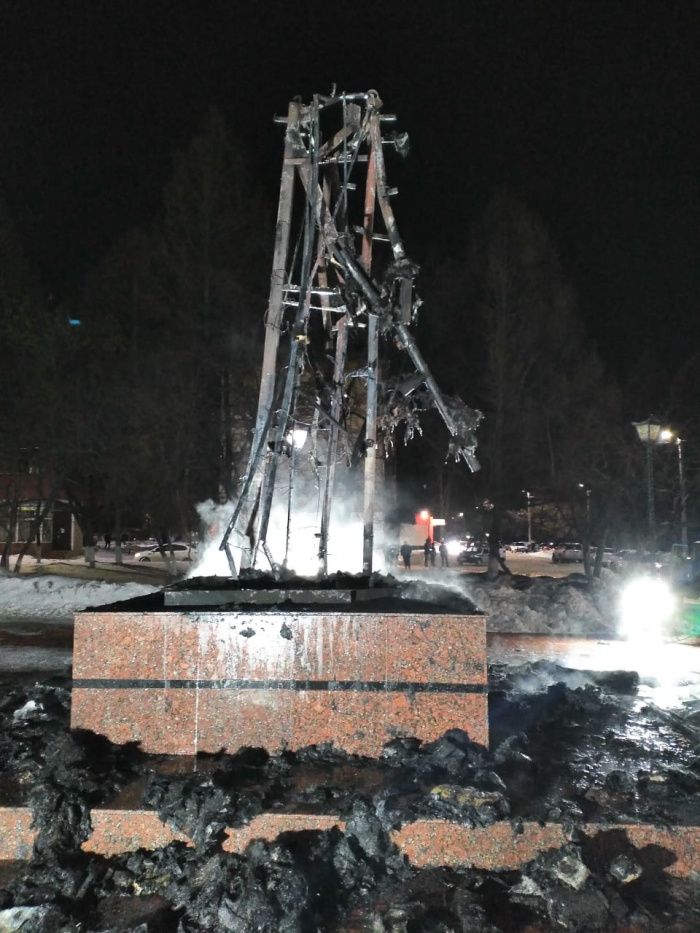 В сети появилось видео момента поджога памятника Воину-освободителю в Татарстане