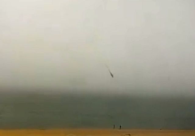 Очевидцы сняли на видео падение в море вертолета с туристами