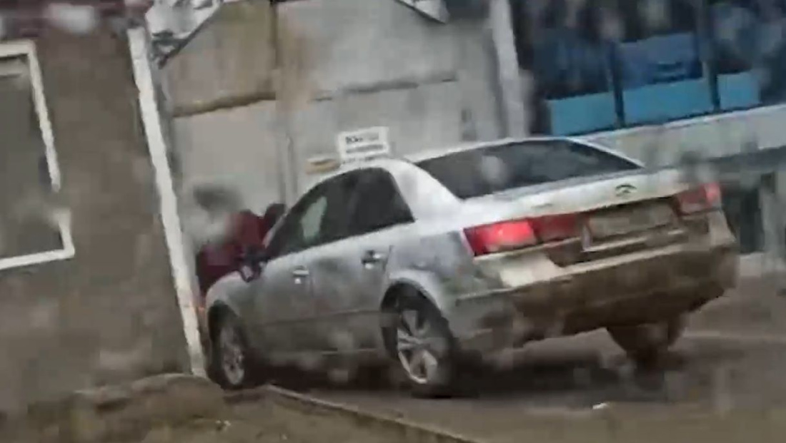 Водитель впечатал в забор мужчину за то, что тот повредил его авто молотком - видео