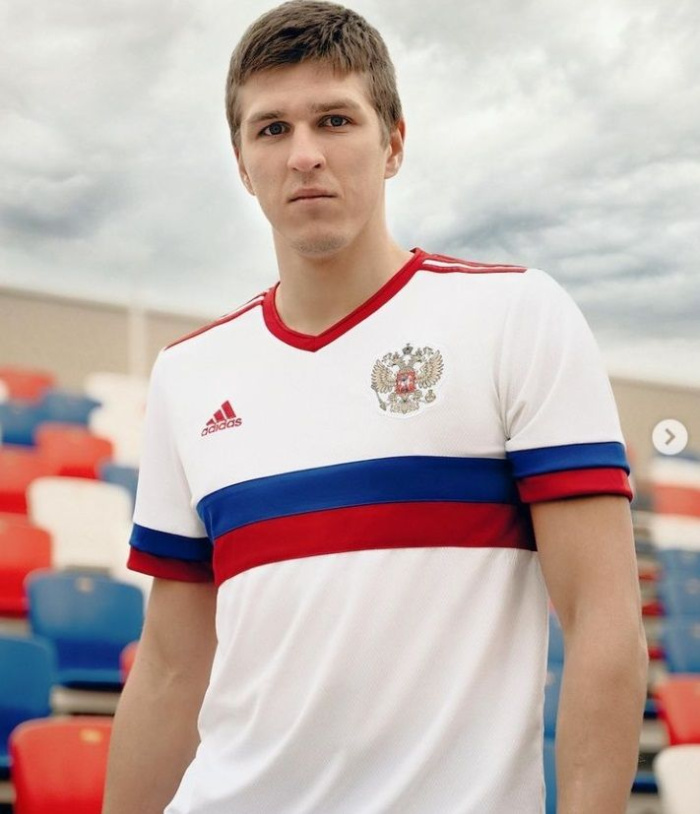 Сборная России по футболу презентовала новую форму от Adidas - фото