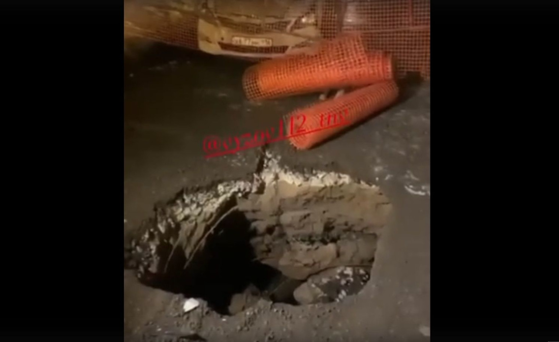 В Казани иномарка провалилась в огромную дорожную яму 