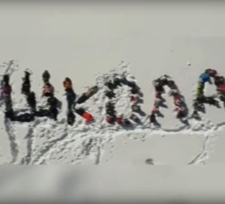 Дети встали на колени ради строительства новой школы под Казанью - видео