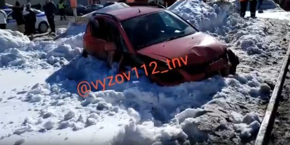 Автоледи на иномарке попала под локомотив в Казани