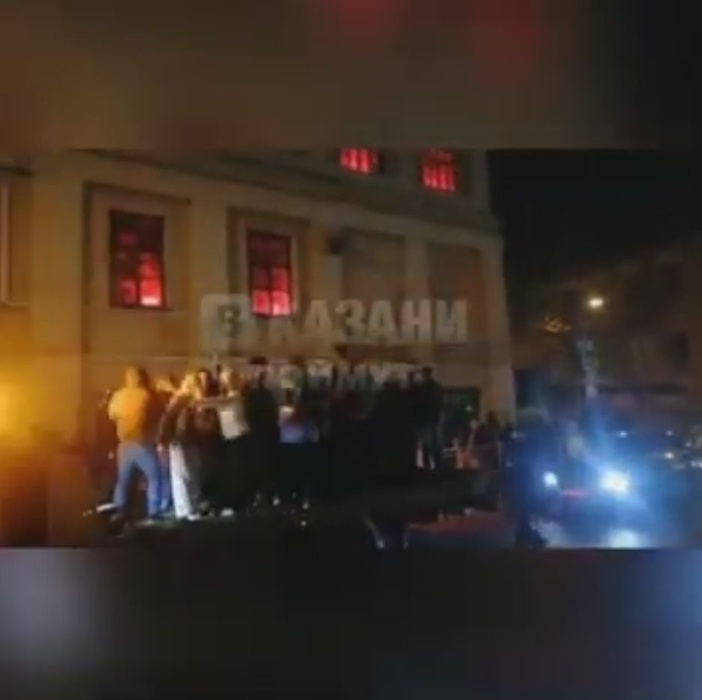 Молодежь устроила дискотеку на эвакуаторе в центре Казани – видео