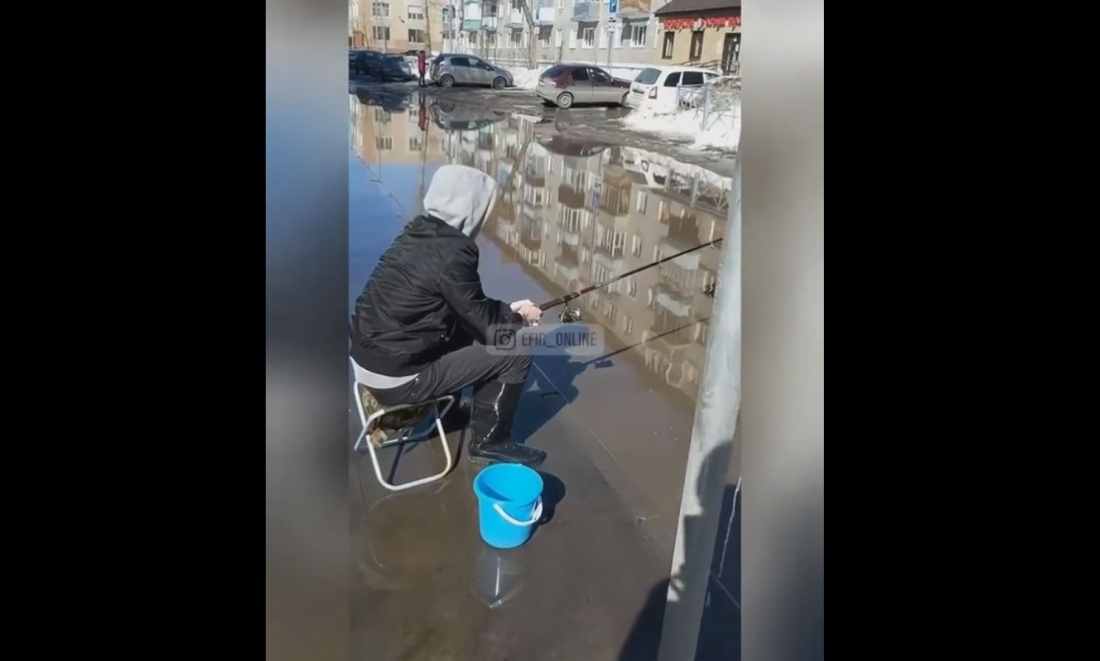 В Казани сняли на видео мужчину, ловящего рыбу в гигантской луже