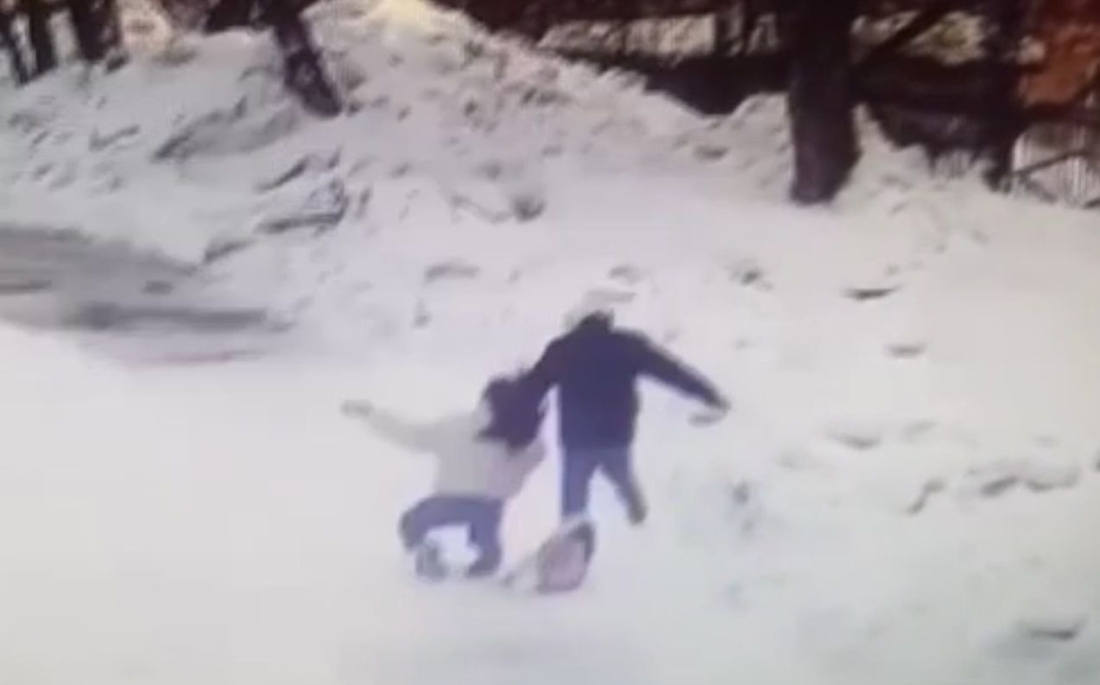 Во дворе одной из российских школ неизвестный напал с ножом на девочку – видео